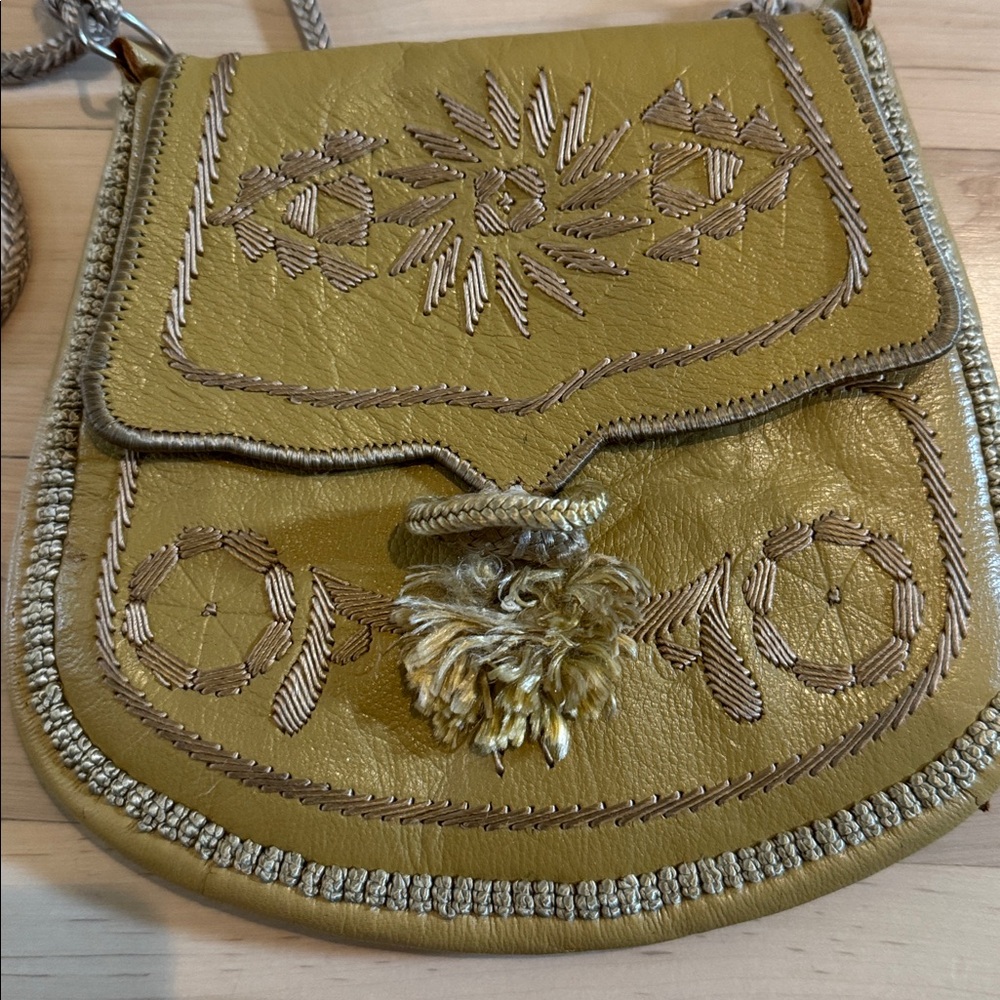 Vintage-Leather Embroidered crossbody handbag purse-decorative tassel closure - Picture 2 of 7